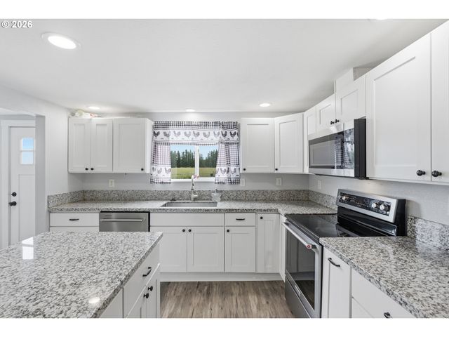 17673 S HATTAN Rd, Oregon City, OR 97045