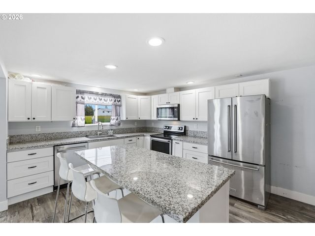 17673 S HATTAN Rd, Oregon City, OR 97045