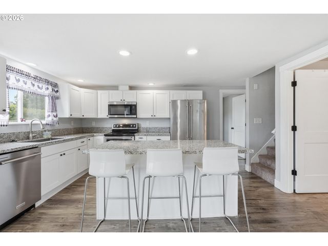 17673 S HATTAN Rd, Oregon City, OR 97045