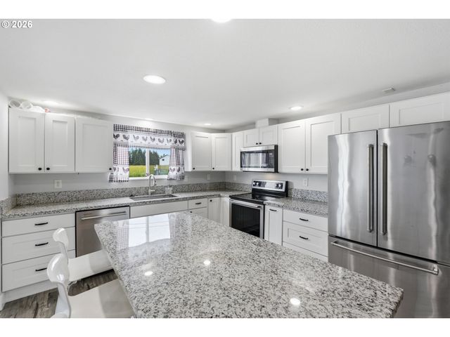 17673 S HATTAN Rd, Oregon City, OR 97045