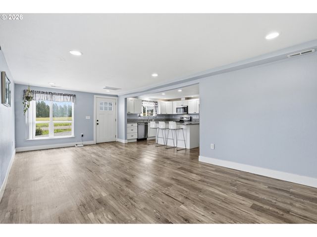 17673 S HATTAN Rd, Oregon City, OR 97045