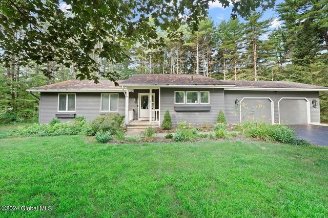 1 Foxhound Run, Saratoga Springs, NY 12866
