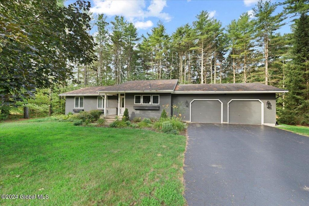 1 Foxhound Run, Saratoga Springs, NY 12866