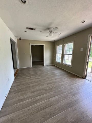 205 Hallvale Drive, White Settlement, TX 76108