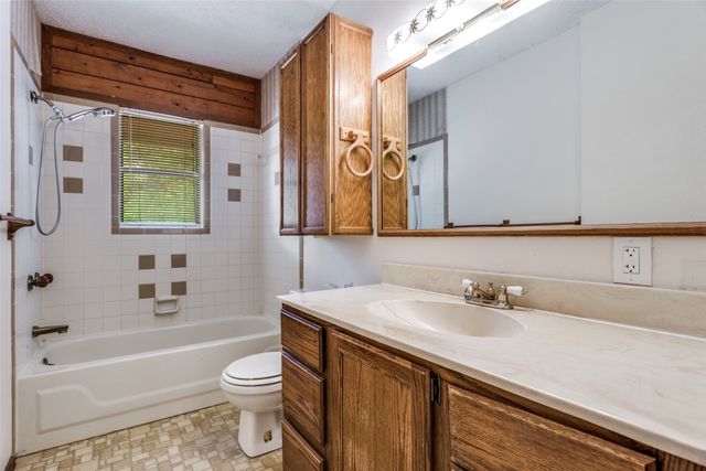 1114 Spur Trail, Granbury, TX 76049