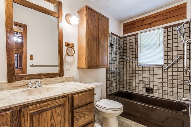 1114 Spur Trail, Granbury, TX 76049