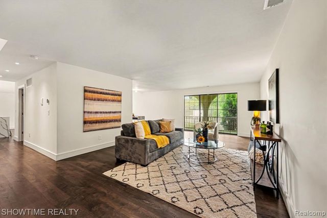 42160 Woodward Avenue 39, Bloomfield Hills, MI 48304