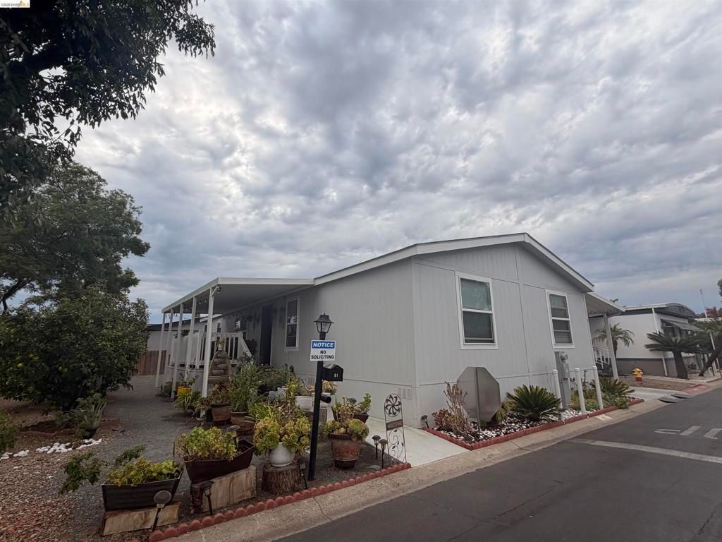 2700 E Valley Pkwy, Escondido, CA 92027 — exterior