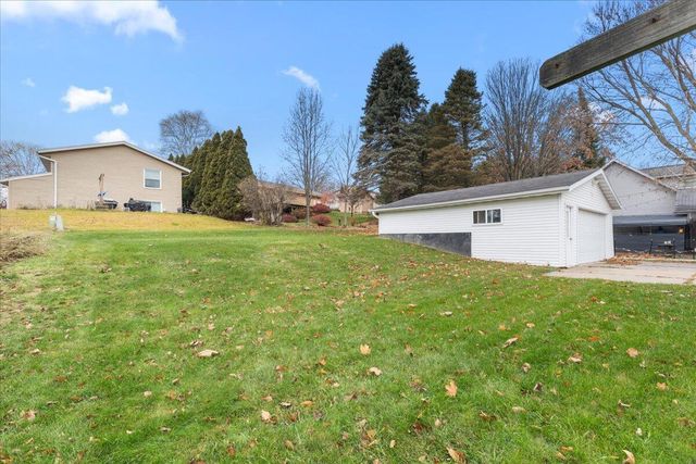 900 Villa Park DRIVE, West Bend, WI 53090