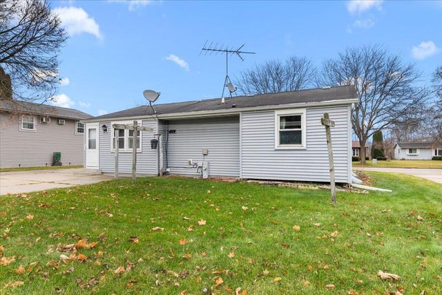 900 Villa Park DRIVE, West Bend, WI 53090