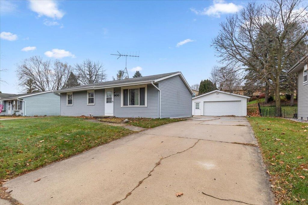 900 Villa Park DRIVE, West Bend, WI 53090