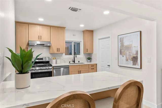 2115 S Redondo, Los Angeles, CA 90016