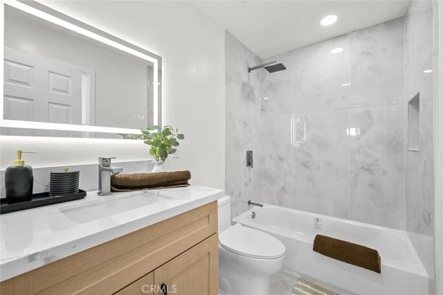 2115 S Redondo, Los Angeles, CA 90016