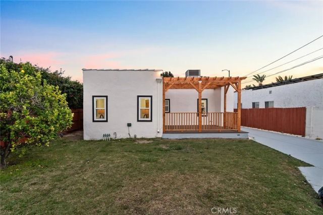 2115 S Redondo, Los Angeles, CA 90016