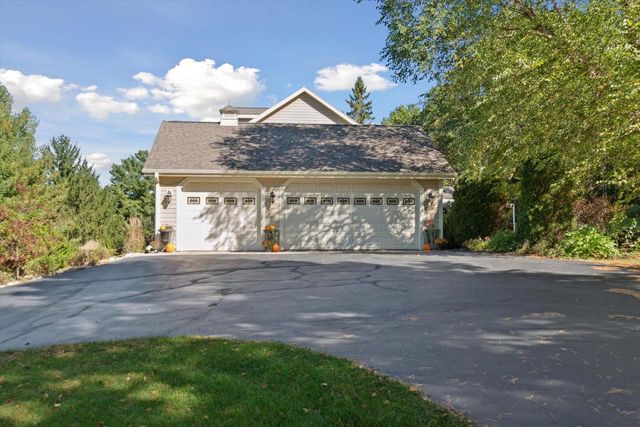 W343S9780 Red Brae DRIVE, Mukwonago, WI 53149