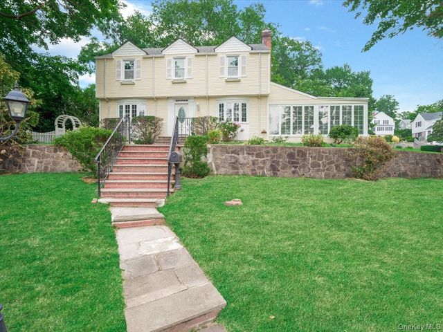 17 Pinewood Road, Manhasset, NY 11030