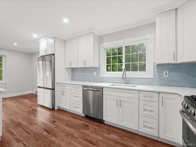 17 Pinewood Road, Manhasset, NY 11030