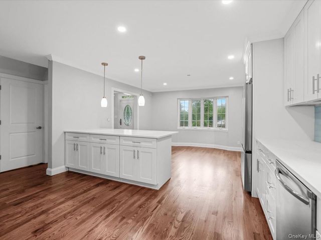 17 Pinewood Road, Manhasset, NY 11030