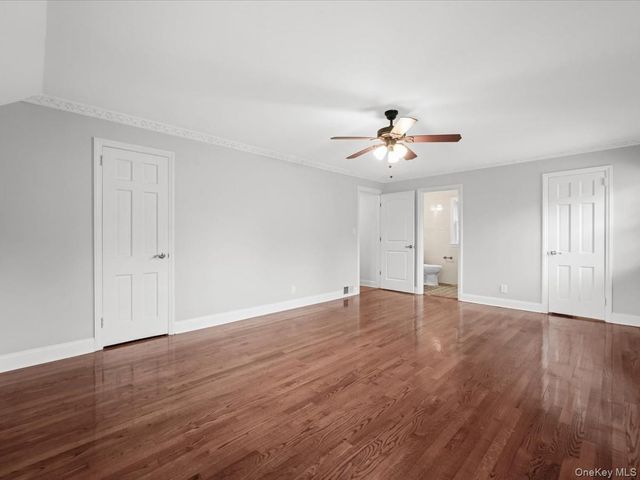 17 Pinewood Road, Manhasset, NY 11030