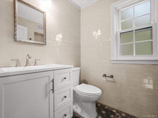 17 Pinewood Road, Manhasset, NY 11030