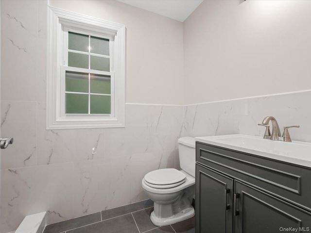 17 Pinewood Road, Manhasset, NY 11030