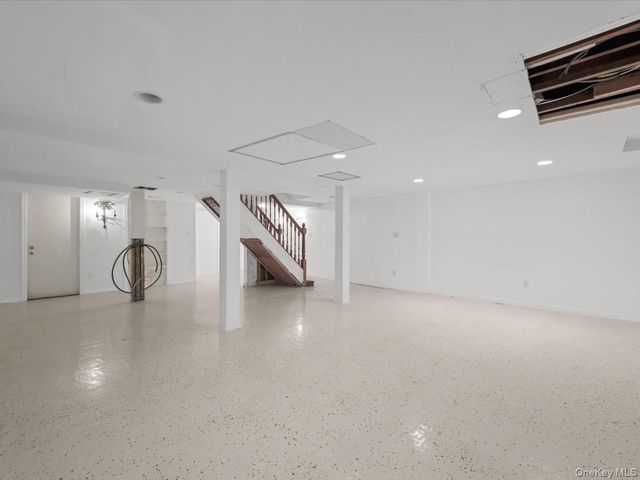 17 Pinewood Road, Manhasset, NY 11030