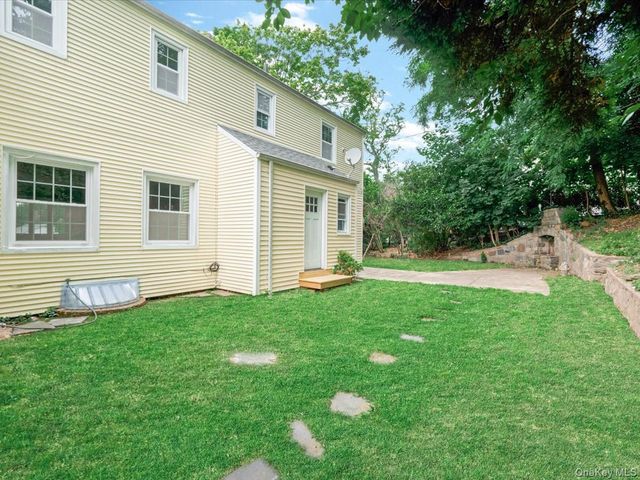 17 Pinewood Road, Manhasset, NY 11030