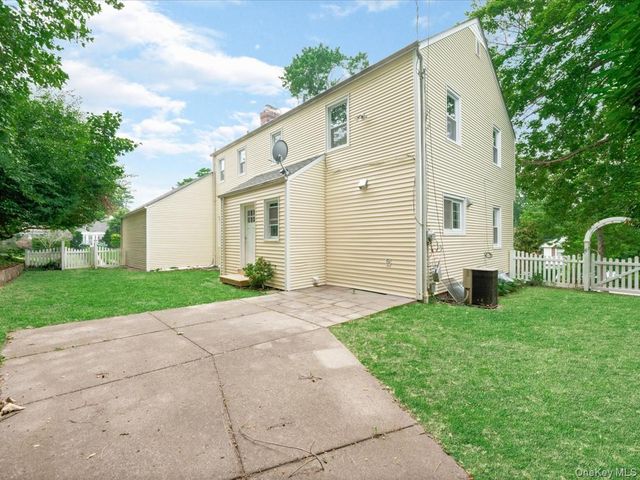 17 Pinewood Road, Manhasset, NY 11030
