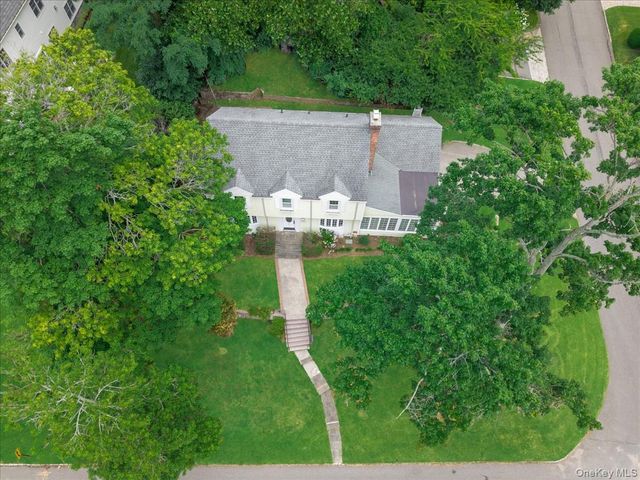 17 Pinewood Road, Manhasset, NY 11030