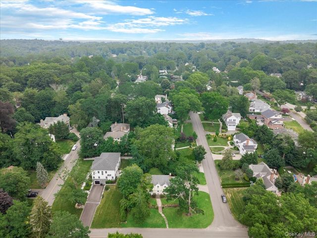17 Pinewood Road, Manhasset, NY 11030
