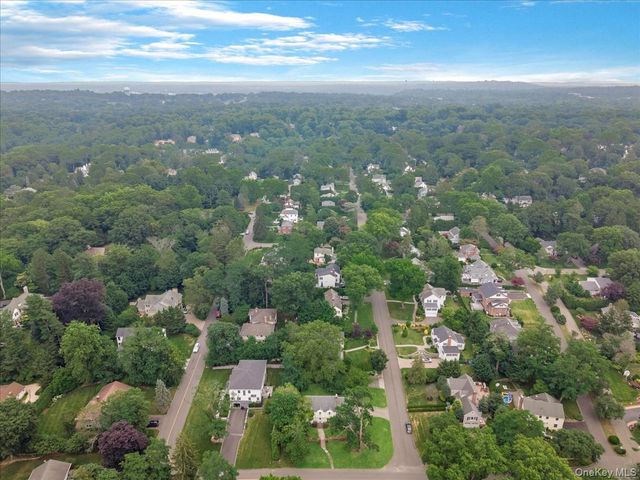 17 Pinewood Road, Manhasset, NY 11030