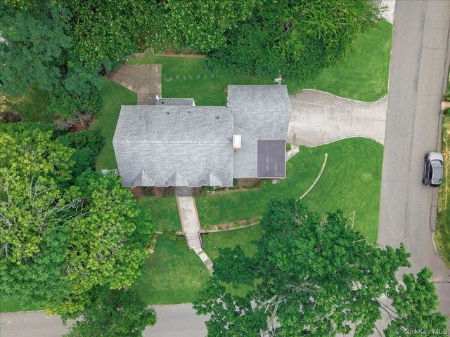 17 Pinewood Road, Manhasset, NY 11030