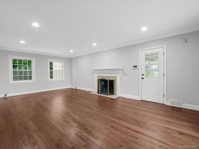 17 Pinewood Road, Manhasset, NY 11030