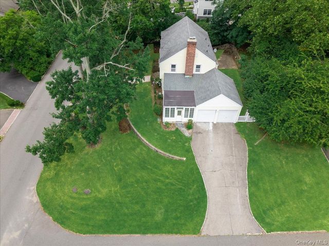 17 Pinewood Road, Manhasset, NY 11030