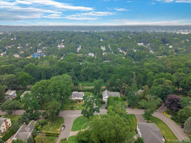 17 Pinewood Road, Manhasset, NY 11030