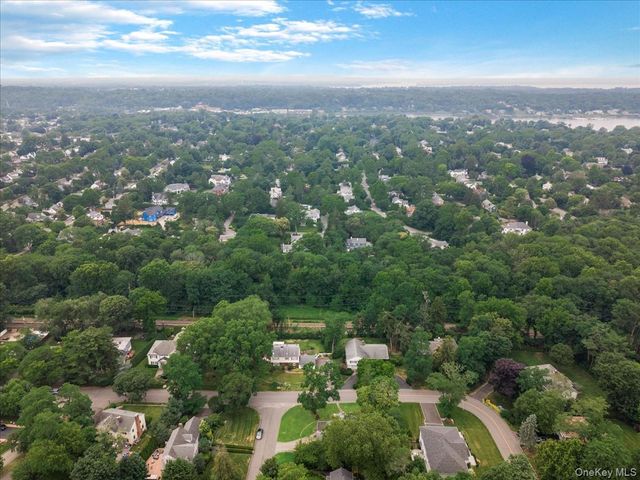 17 Pinewood Road, Manhasset, NY 11030