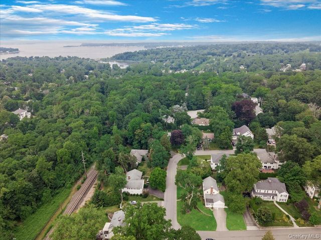 17 Pinewood Road, Manhasset, NY 11030