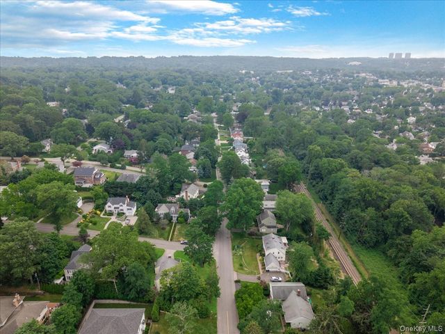 17 Pinewood Road, Manhasset, NY 11030