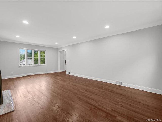 17 Pinewood Road, Manhasset, NY 11030