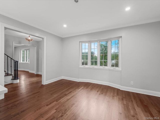 17 Pinewood Road, Manhasset, NY 11030