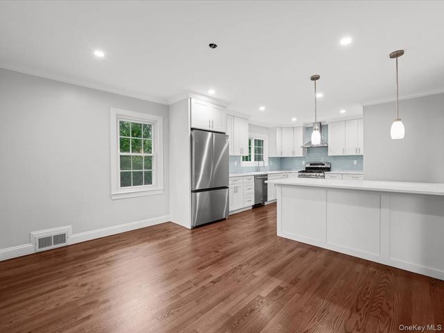 17 Pinewood Road, Manhasset, NY 11030