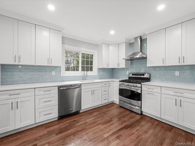 17 Pinewood Road, Manhasset, NY 11030