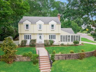 17 Pinewood Road, Manhasset, NY 11030