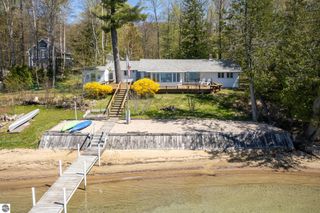 8432 S Dunns Farm Road, Maple City, MI 49664