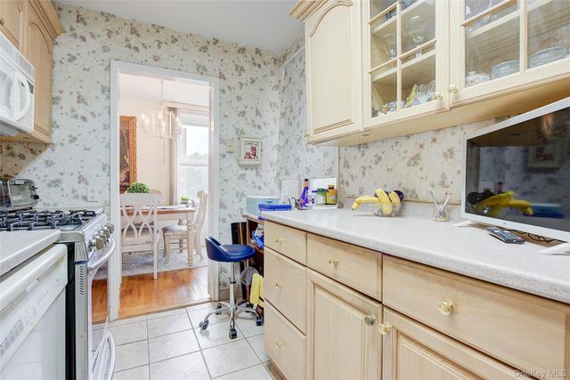 210-15 23rd Avenue 3C, Bayside, NY 11360