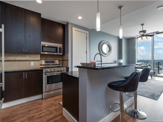 610 E Market St Unit 2904, San Antonio, TX 78205
