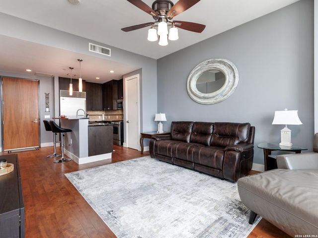 610 E Market St Unit 2904, San Antonio, TX 78205