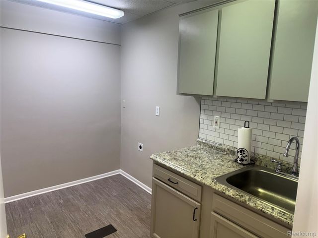 18769 Farmington Road, Livonia, MI 48152