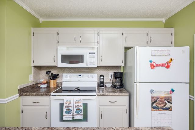 803 Farmingdale Dr, La Vergne, TN 37086