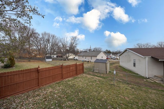 803 Farmingdale Dr, La Vergne, TN 37086